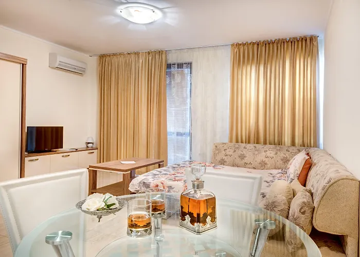 아파트호텔 Esteban Vip Club 네세부르